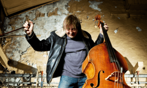 Knut Erik spiller plays